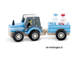 houten tractor met aanhanger met melkflessen