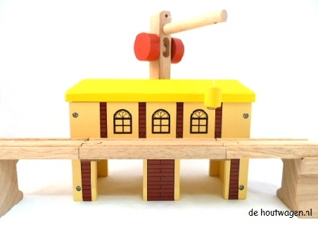 houten pakhuis met kraan