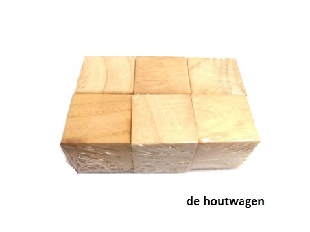 6 houten blokken 4 x 4 x 4 cm.